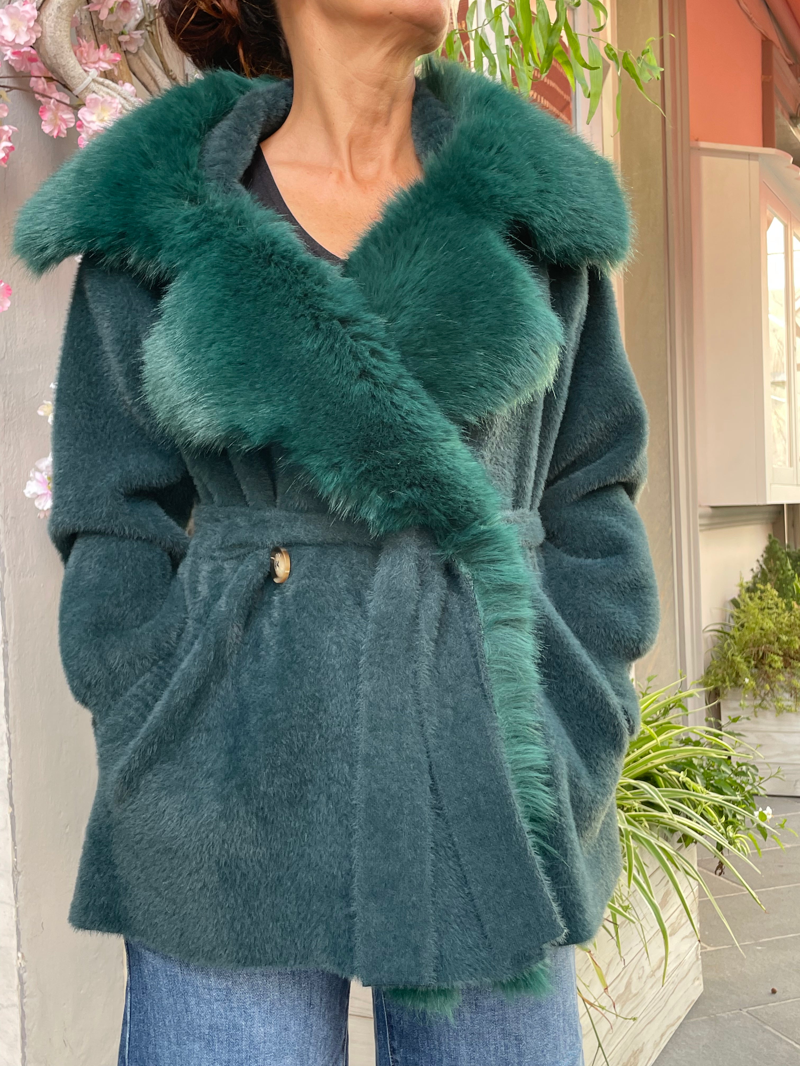 Cappotto corto con pelliccia eco