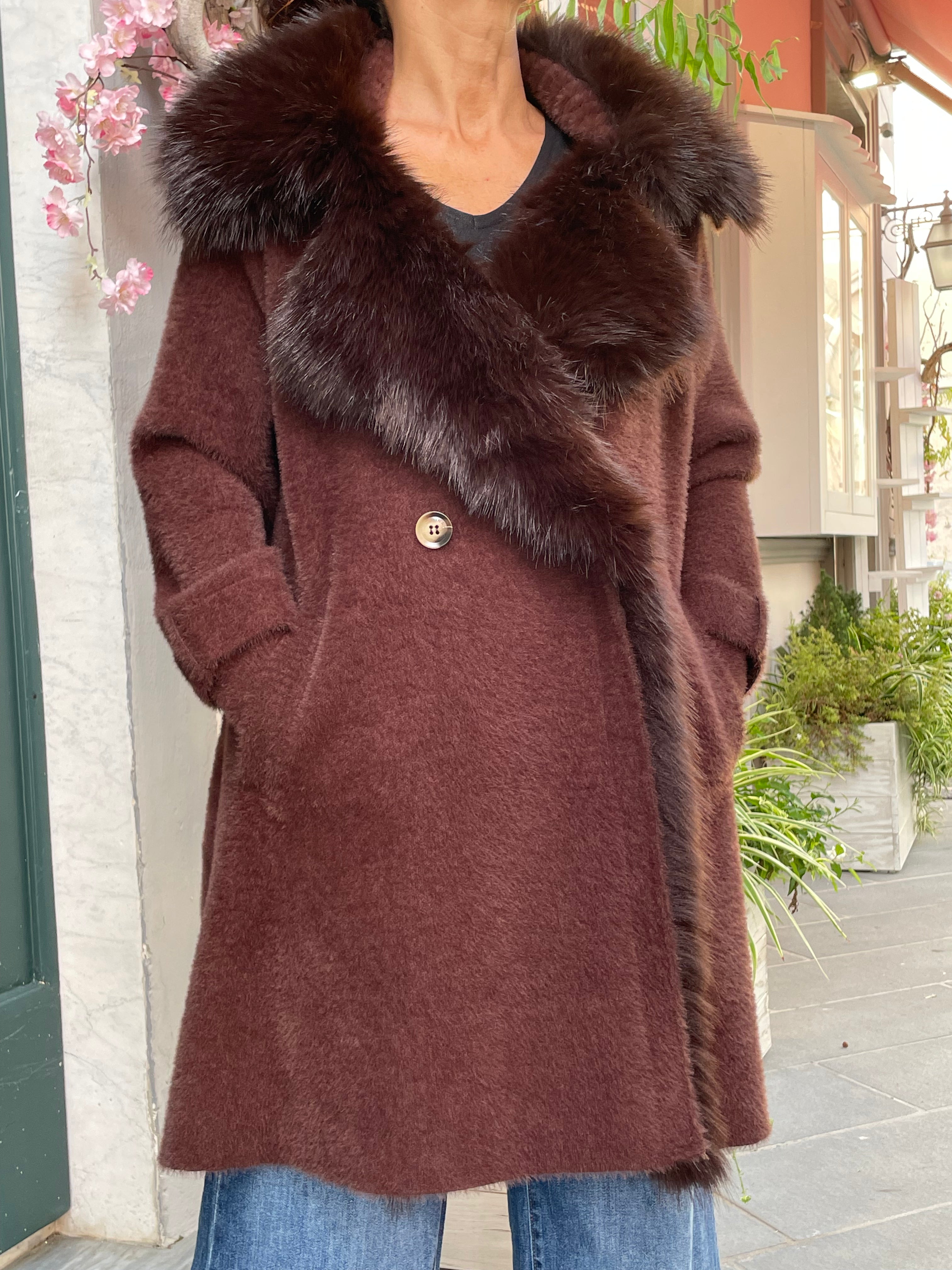 Cappotto doppiopetto con pelliccia eco