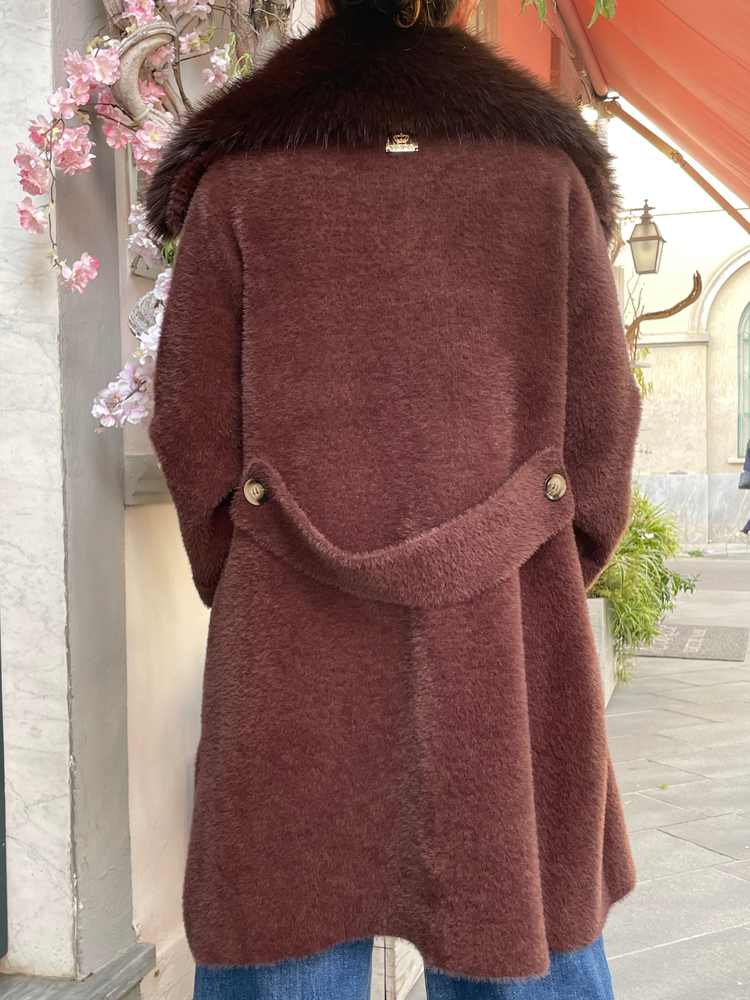 Cappotto doppiopetto con pelliccia eco